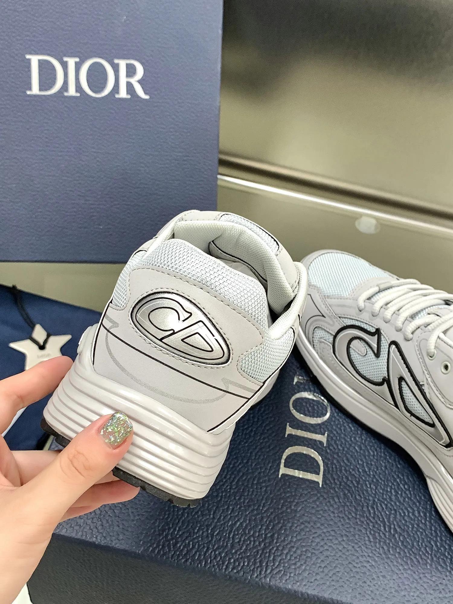 👟👟Ex-factory price 660👟👟 Newly upgraded Dior B30 series dad sneakers. New B30 sneakers. Dad Shoes style shoes that follow the trend of the retro market. The Dior logo on the tongue also indicates that this pair of shoes is the B30 model! B30 uses fine-textured leather and mesh cloth materials to form a shoe body. There are conspicuous letters CD on both sides of the shoe body to indicate identity. Many lines on the shoe body outline details to make the shoes look less monotonous and full of retro flavor. The delivery counter is exquisitely packaged🛍📦 ▪️Fabric: Original customized technical fabric + mesh ▪️Inner lining: Customized breathable lining ▪️Outsole: IP+TPU outsole ▪️Sole thickness: 3.5CM ▪️Size: Women’s size 35-40 / Men’s size 39-45